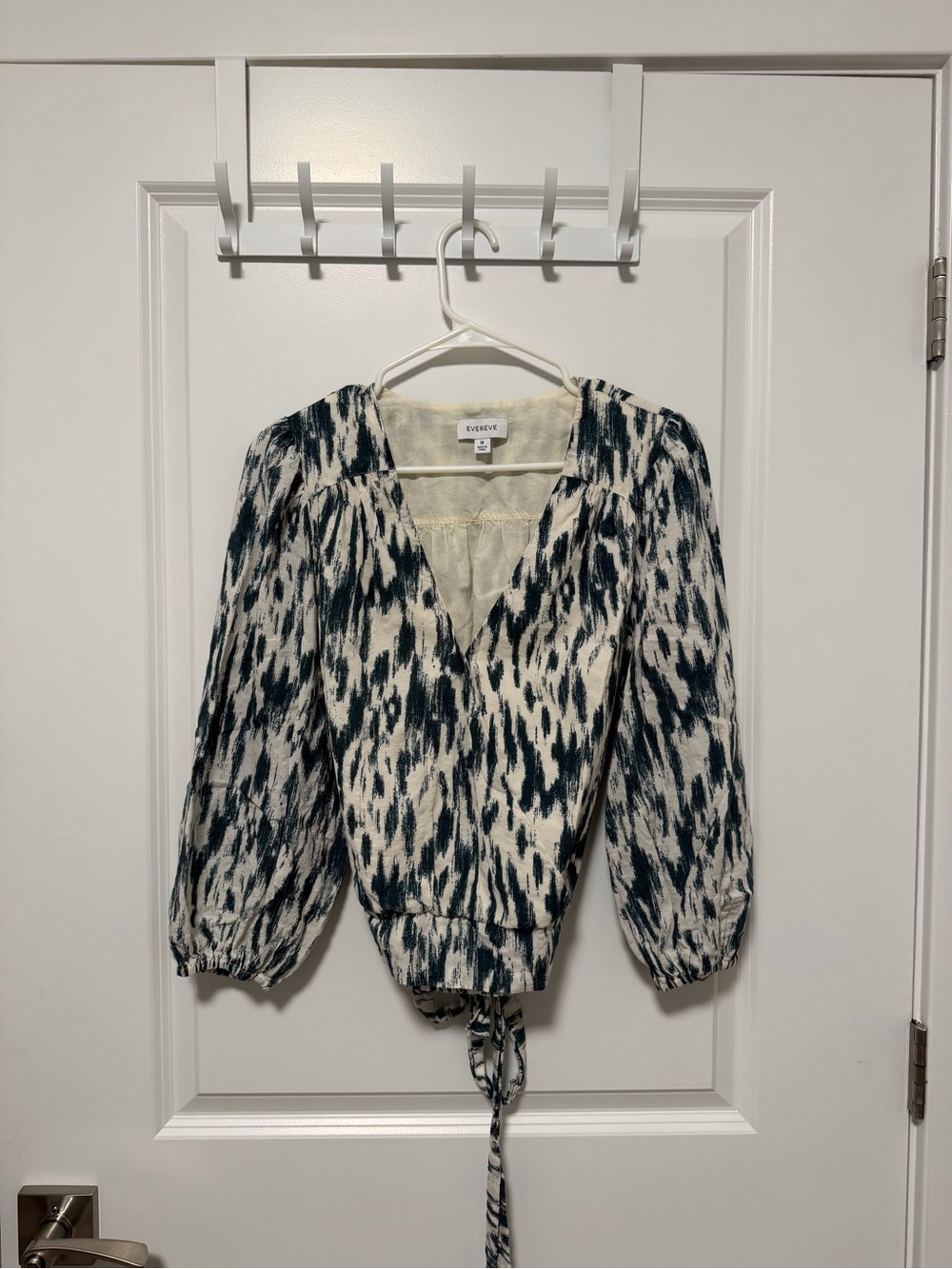Evereve Black and Cream Abstract V-Neck Tie-Waist Blouse